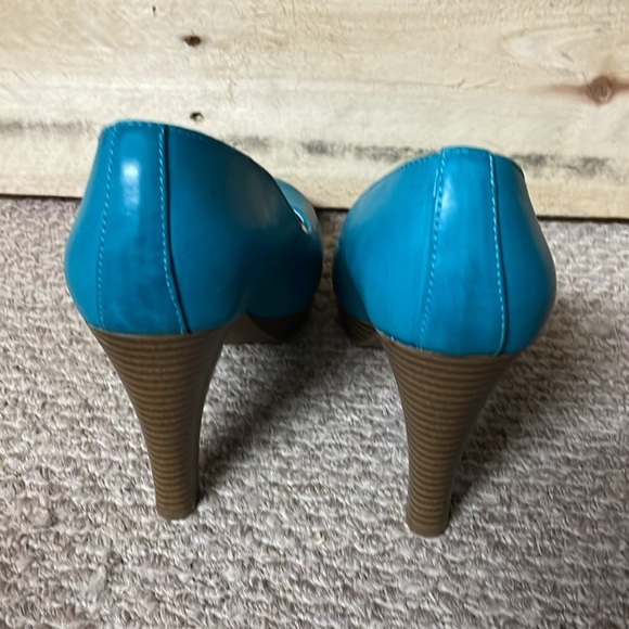 Maurice size 9 5” teal color heels - Picture 6 of 7
